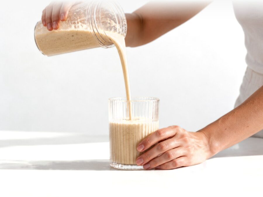 Nalievanie pripraveného nápoja Organic Vegan Protein do pohára