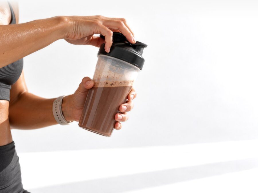 Nalievanie pripraveného nápoja Upgraded Sport Protein do pohára